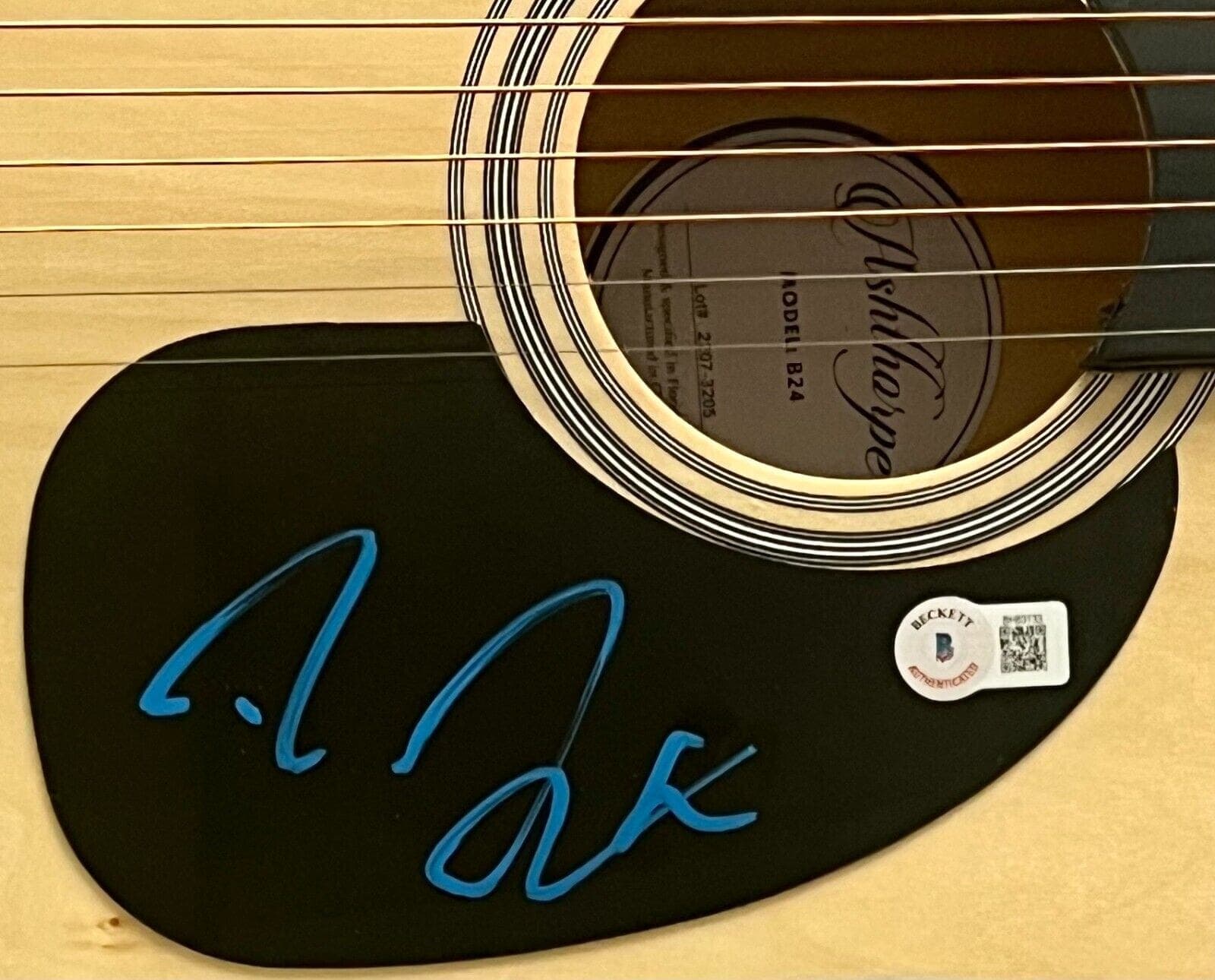 Darious Rucker Signed Autographed 38” Natural Acoustic Guitar Beckett Authen Darious Rucker Other darious-rucker-38-natural-acoustic-guitar, view 2, supplier stock photo