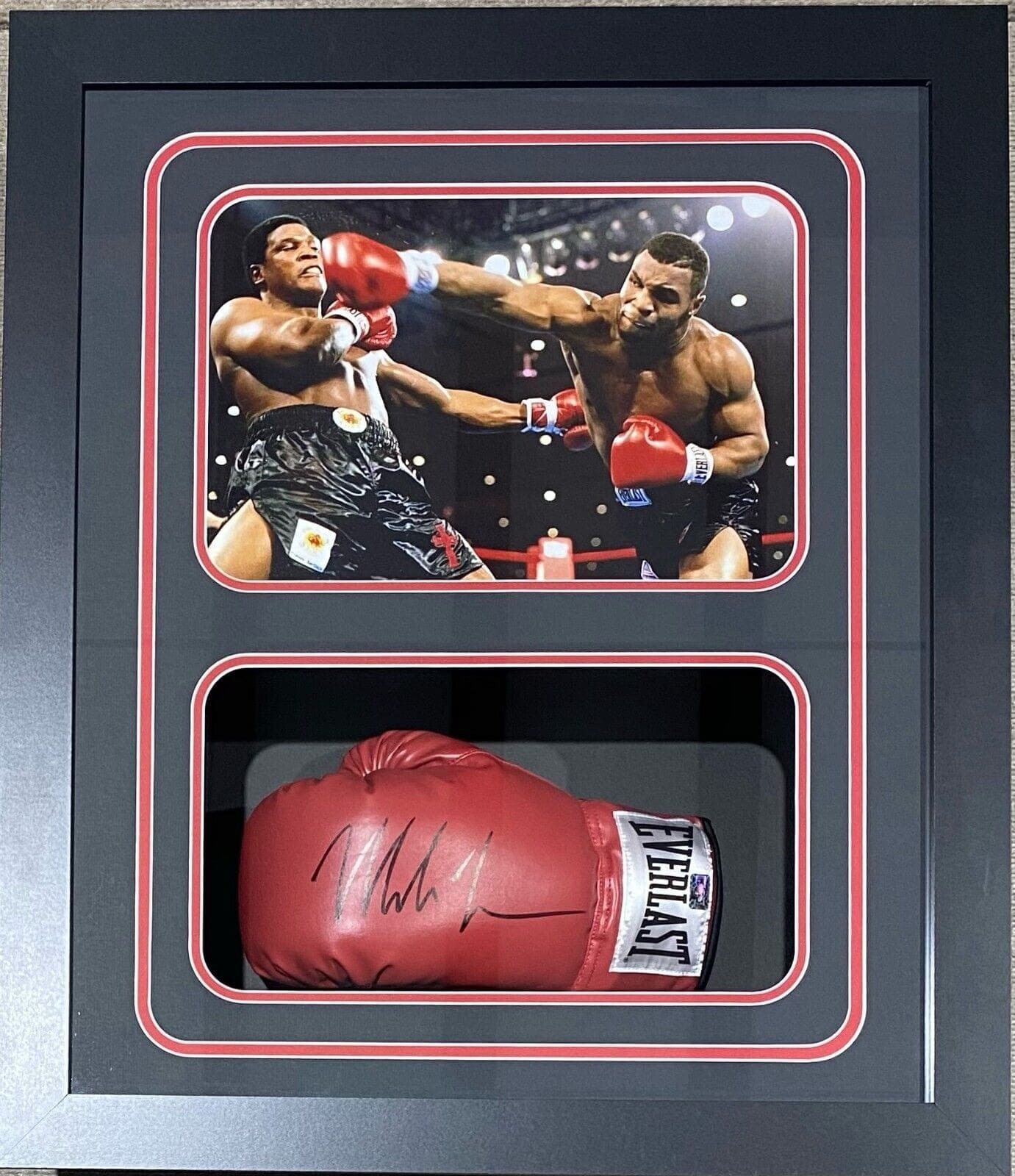 Mike Tyson Signed Glove Shadow Box Mike Tyson Hologram Authentic Berbick Red Mike Tyson Glove mike-tyson-shadow-box-hologram-berbick, supplier stock photo