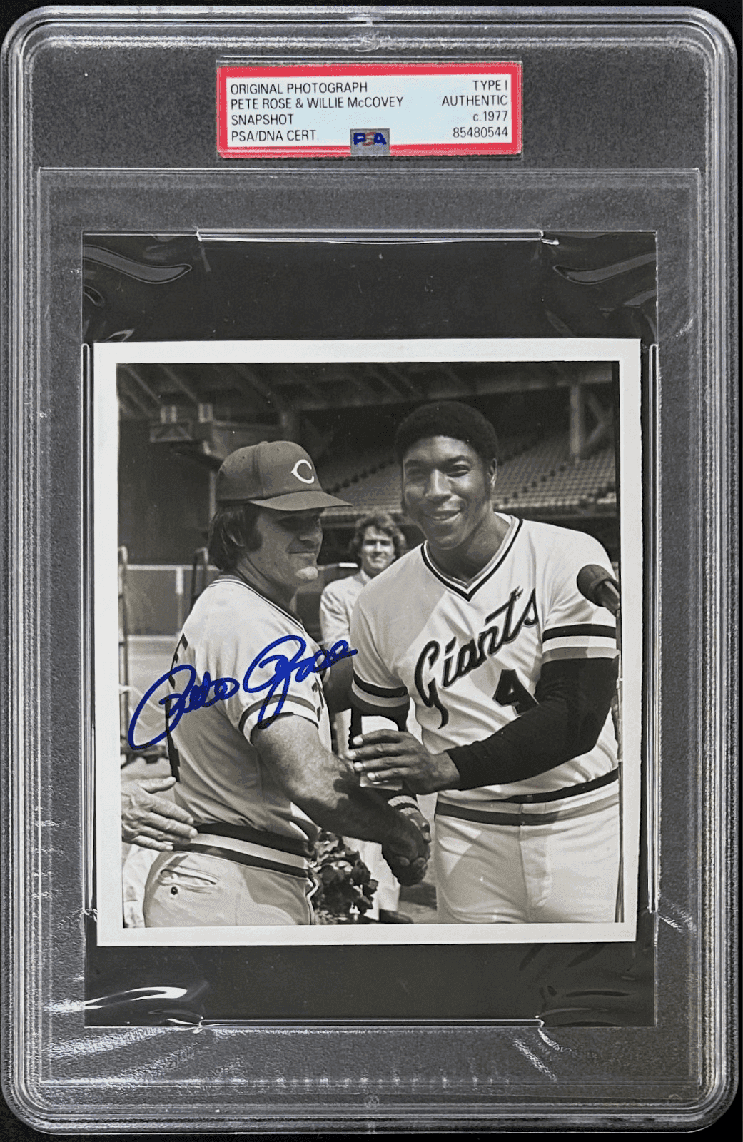 PETE ROSE AUTOGRAPHED ORIGINAL 1977 TYPE 1 PHOTOGRAPH PSA/DNA (WILLIE McCOVEY) Pete Rose Photo pete-rose-original-1977-type-1, Cincinnati Reds, supplier stock photo