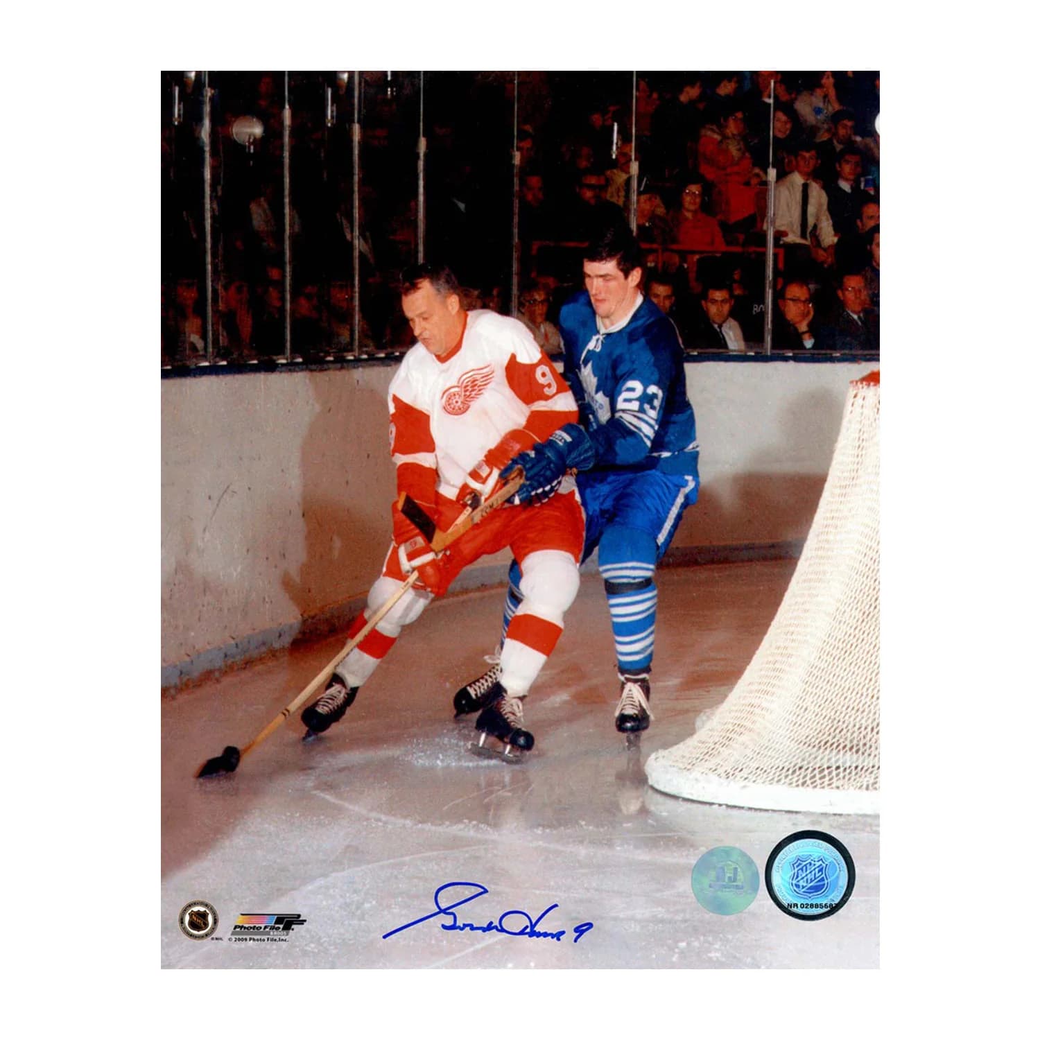 Gordie Howe Autographed Detroit Red Wings Puck Battle 8x10 Photo Gordie Howe Puck 8x10-battle, Detroit Red Wings, supplier stock photo