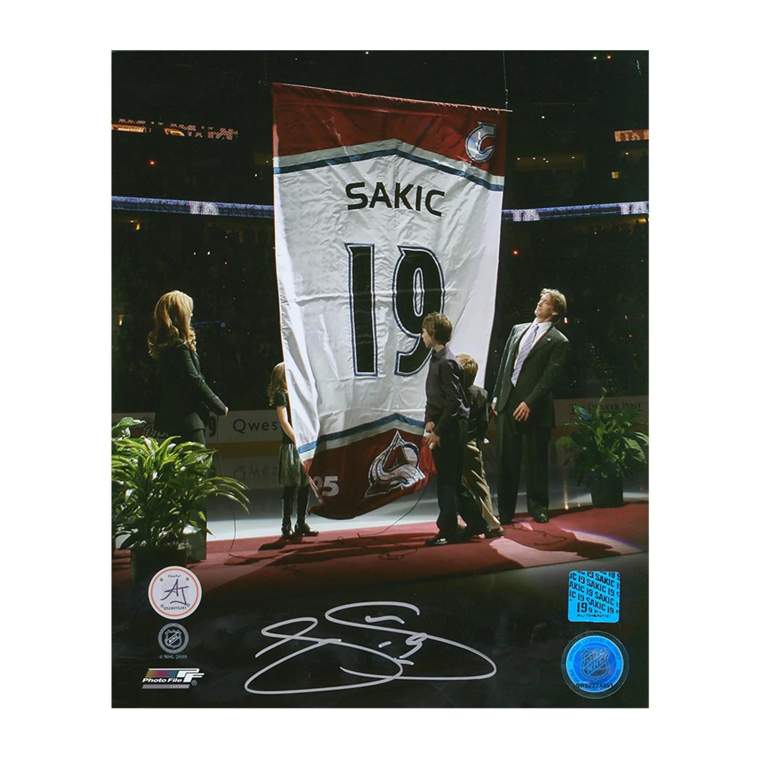 Joe Sakic Signed Colorado Avalanche Banner Retirement 8x10 Photo Joe Sakic Photo 8x10-joe-sakic-colorado-avalanche-banner, Colorado Avalanche, supplier stock photo